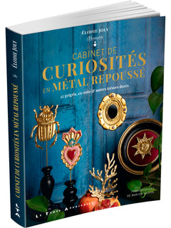 Cabinet de curiosités en métal repoussé - 32 grigris, ex-voto & autres trésors dorés