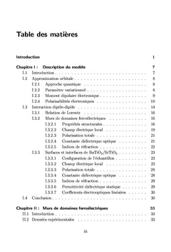 Murs de domaines, surfaces et interfaces ferroélectriques