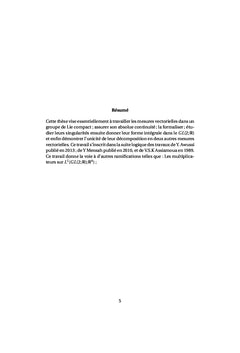 Absolue continuité d'une mesure vectorielle sur un groupe de Lie compact et application sur GL(2; R)