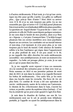 La petite fille au sourire figé