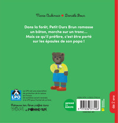 Petit ours brun se promène en forêt