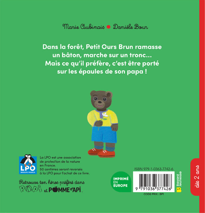 Petit ours brun se promène en forêt