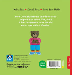 Petit ours brun sauve un petit oiseau