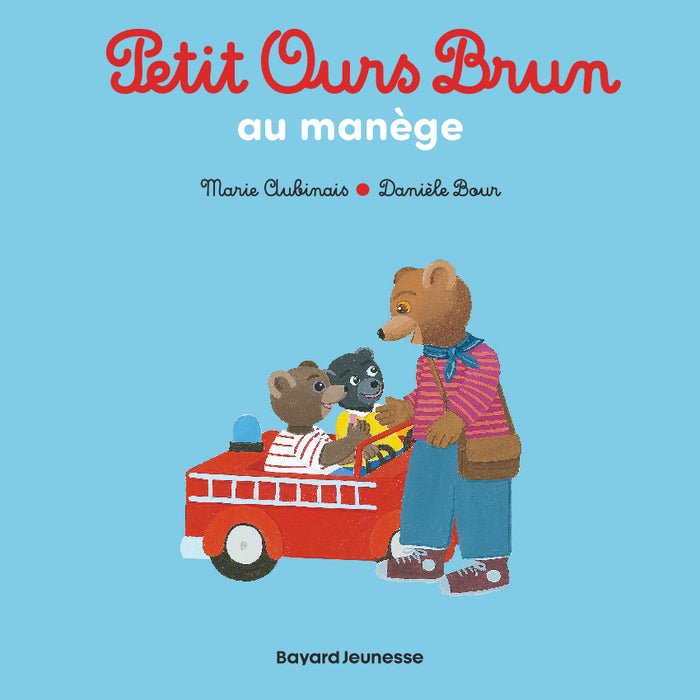 Petit ours brun au manège