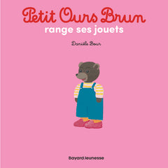Petit ours brun range ses jouets
