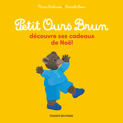 Petit ours brun découvre ses cadeaux de Noël