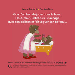 Petit ours brun joue dans son bain