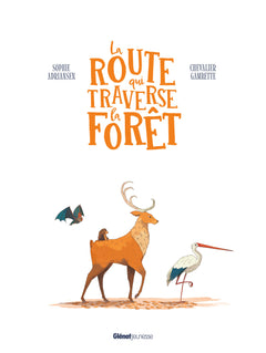 La route qui traverse la forêt