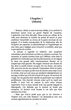 Sous la porte