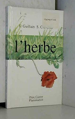Couches dans l'herbe verte
