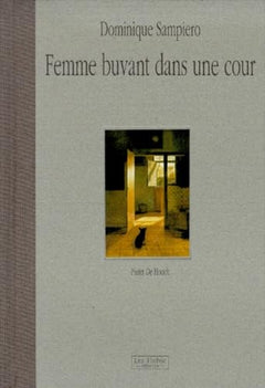 Femme buvant dans une cour