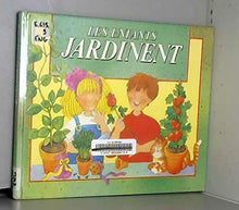 les enfants jardinent