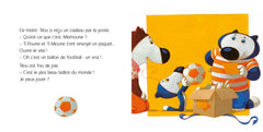 Tilou bleu joue au foot