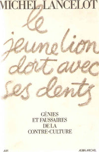 Le jeune lion dort avec ses dents