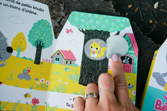 Bébé Loup cache-cache dans la nature