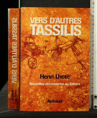Vers d'autres tassilis dont 26 en couleur, 15 releves, plans, dessins, 5 cartes
