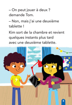 Kim et Tom jouent sur tablette