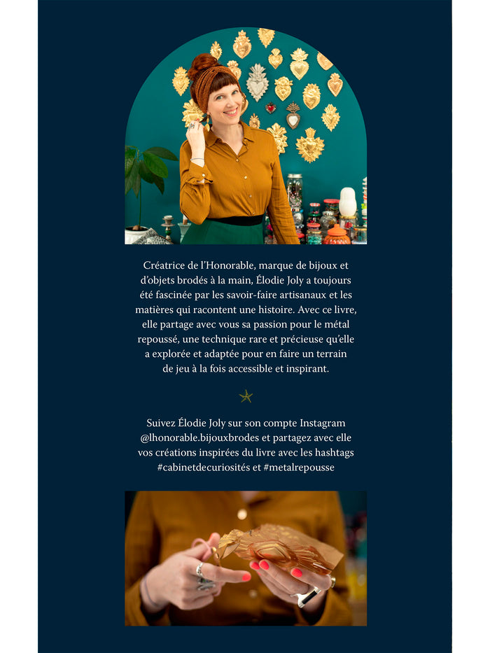 Cabinet de curiosités en métal repoussé - 32 grigris, ex-voto & autres trésors dorés