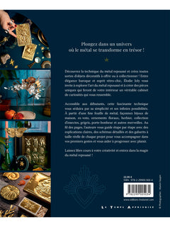 Cabinet de curiosités en métal repoussé - 32 grigris, ex-voto & autres trésors dorés