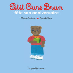 Petit ours brun fête son anniversaire