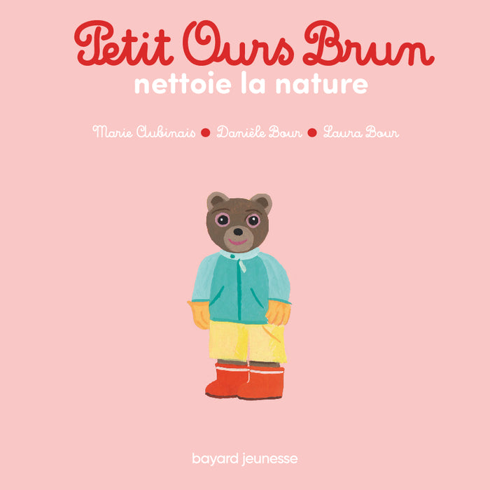 Petit ours brun nettoie la nature
