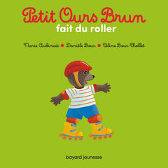 Petit ours brun fait du roller