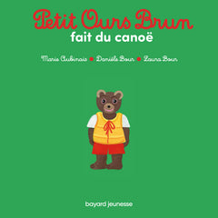 Petit ours brun fait du canoë