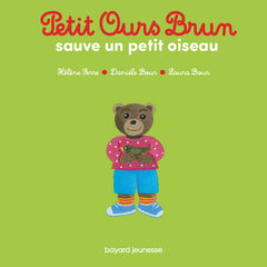 Petit ours brun sauve un petit oiseau