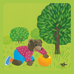 Petit ours brun sauve un petit oiseau
