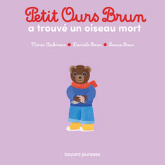 Petit ours brun a trouvé un oiseau mort
