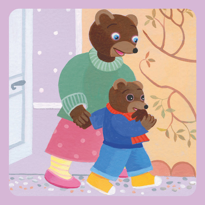 Petit ours brun a trouvé un oiseau mort