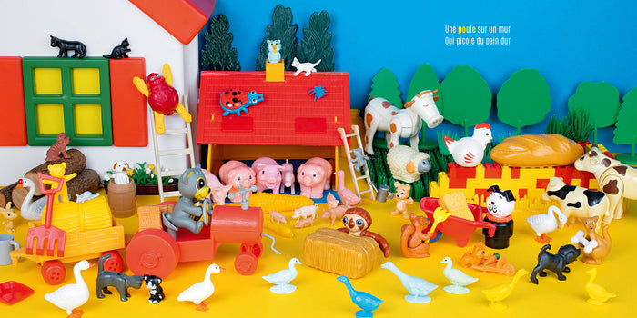 Une poule sur un mur