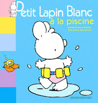 Petit lapin blanc à la piscine