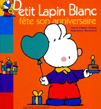 Petit lapin blanc fête son anniversaire