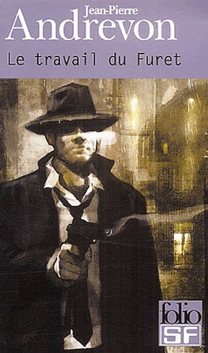 Le travail du furet à l'intérieur du poulailler