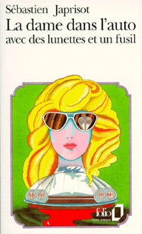 La Dame dans l'auto avec des lunettes et un fusil