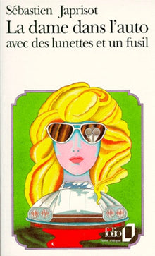 La Dame dans l'auto avec des lunettes et un fusil