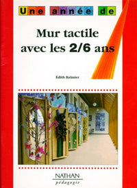 Mur tactile avec les 2-6 ans