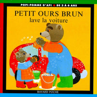 Petit ours brun lave la voiture