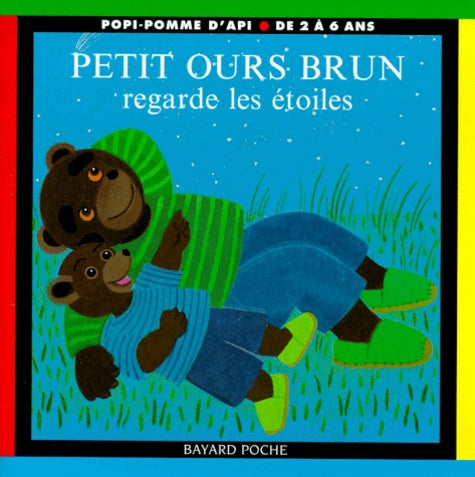 Petit ours brun regarde les étoiles