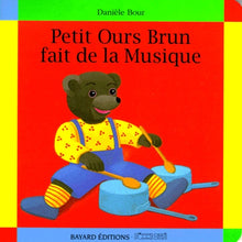 Petit ours brun fait de la musique