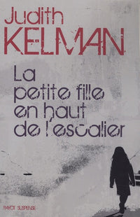 La petite fille en haut de l'escalier