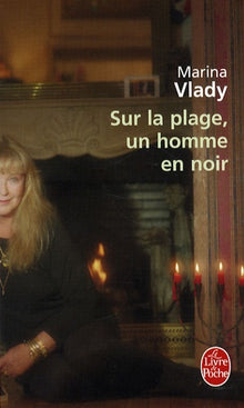 Sur la plage, un homme en noir