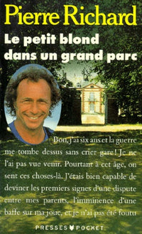 Le Petit blond dans un grand parc