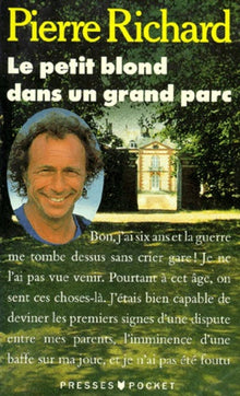 Le Petit blond dans un grand parc