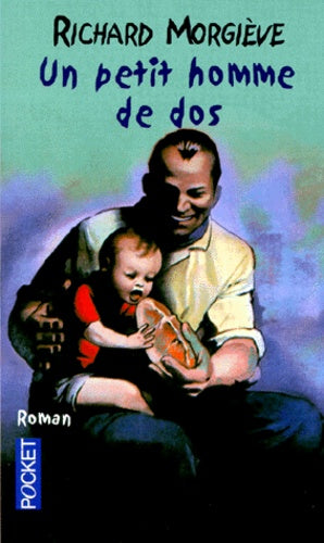 Un petit homme de dos