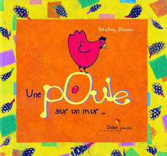 Une poule sur un mur