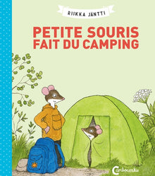Petite souris fait du camping