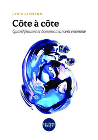 Côte à côte.