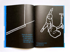 La flaque d'eau bleue